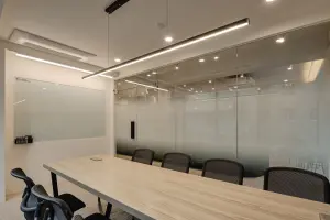 화이트보드 갖춘 협업 중심 회의실 인테리어